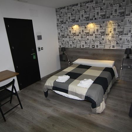 Hostal Mh Fuencarral Madrid Luaran gambar A room at the hotel