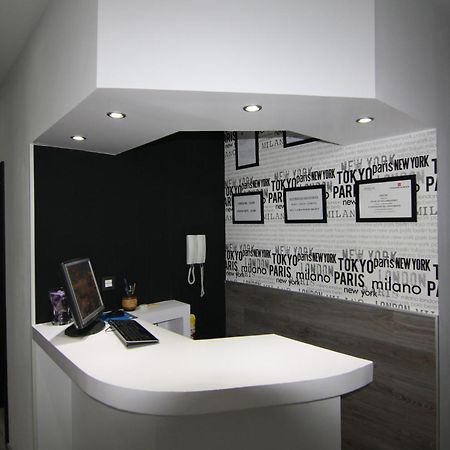 Hostal Mh Fuencarral Madrid Luaran gambar Reception desk at the hotel
