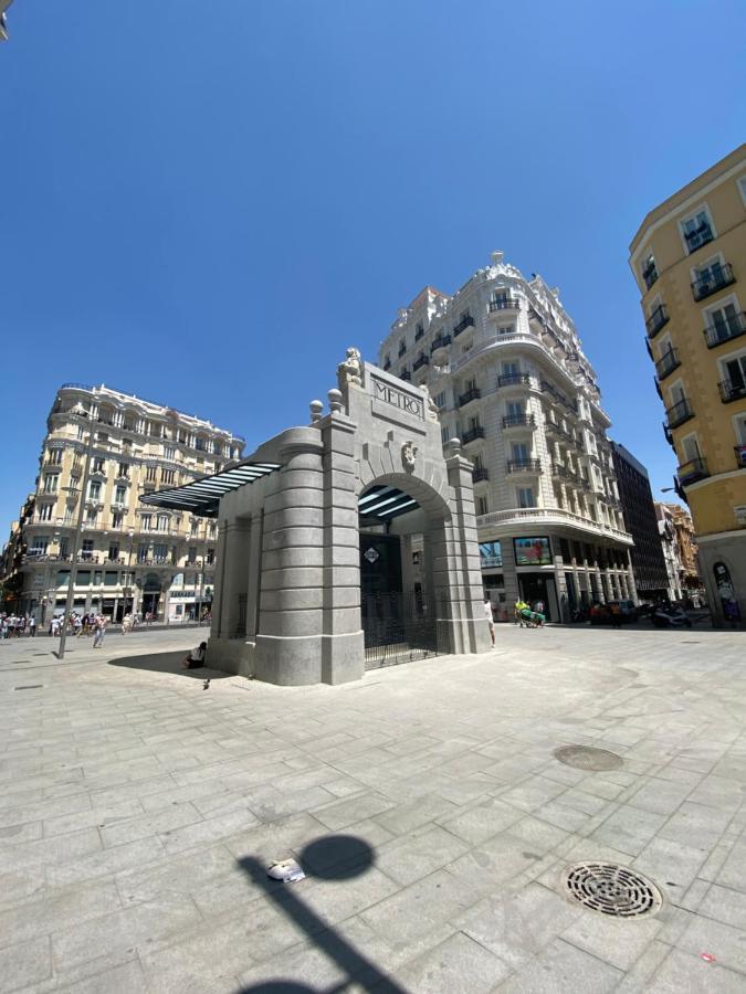 Hostal Mh Fuencarral Madrid Luaran gambar Entrance to the station