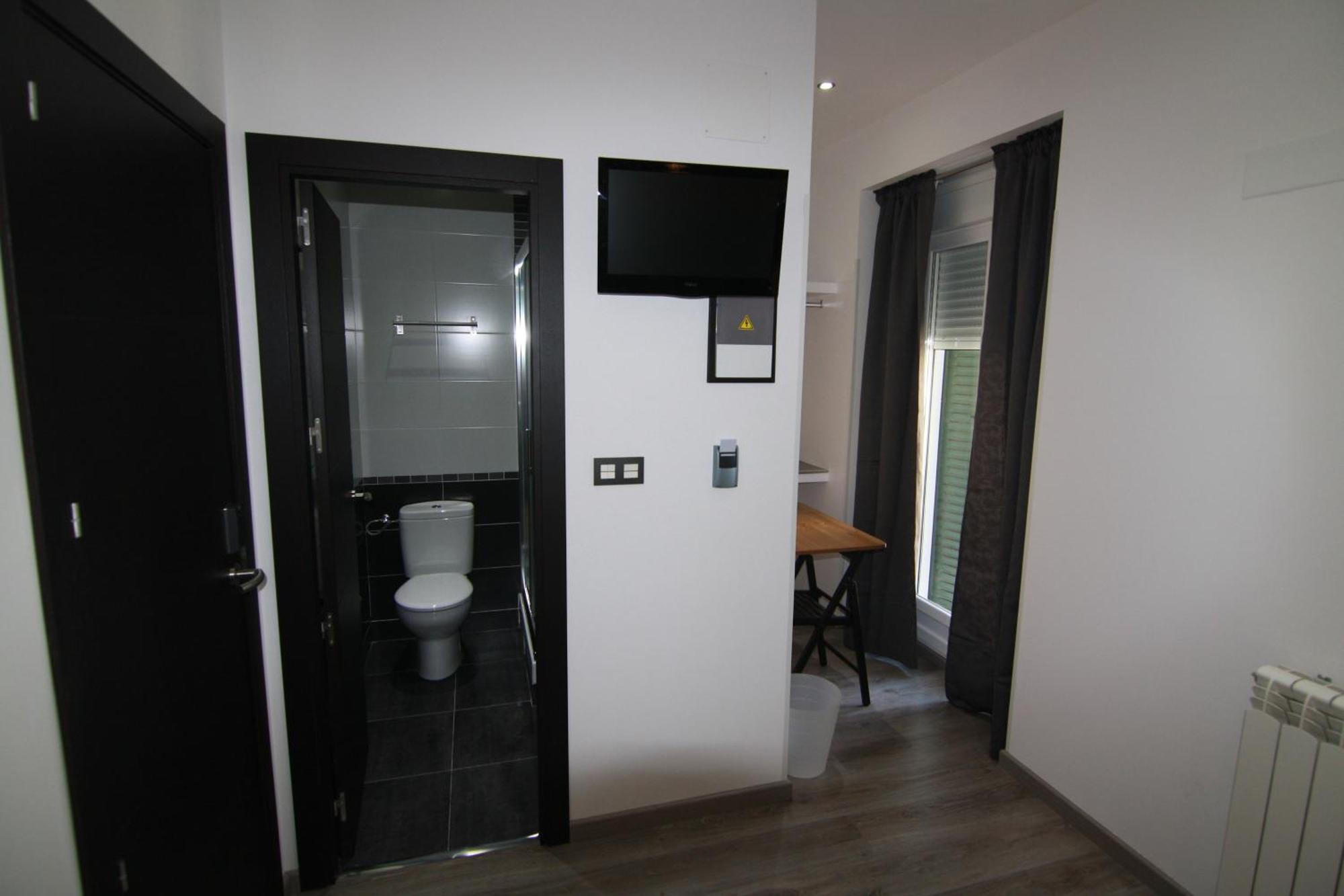 Hostal Mh Fuencarral Madrid Luaran gambar A room at the hotel