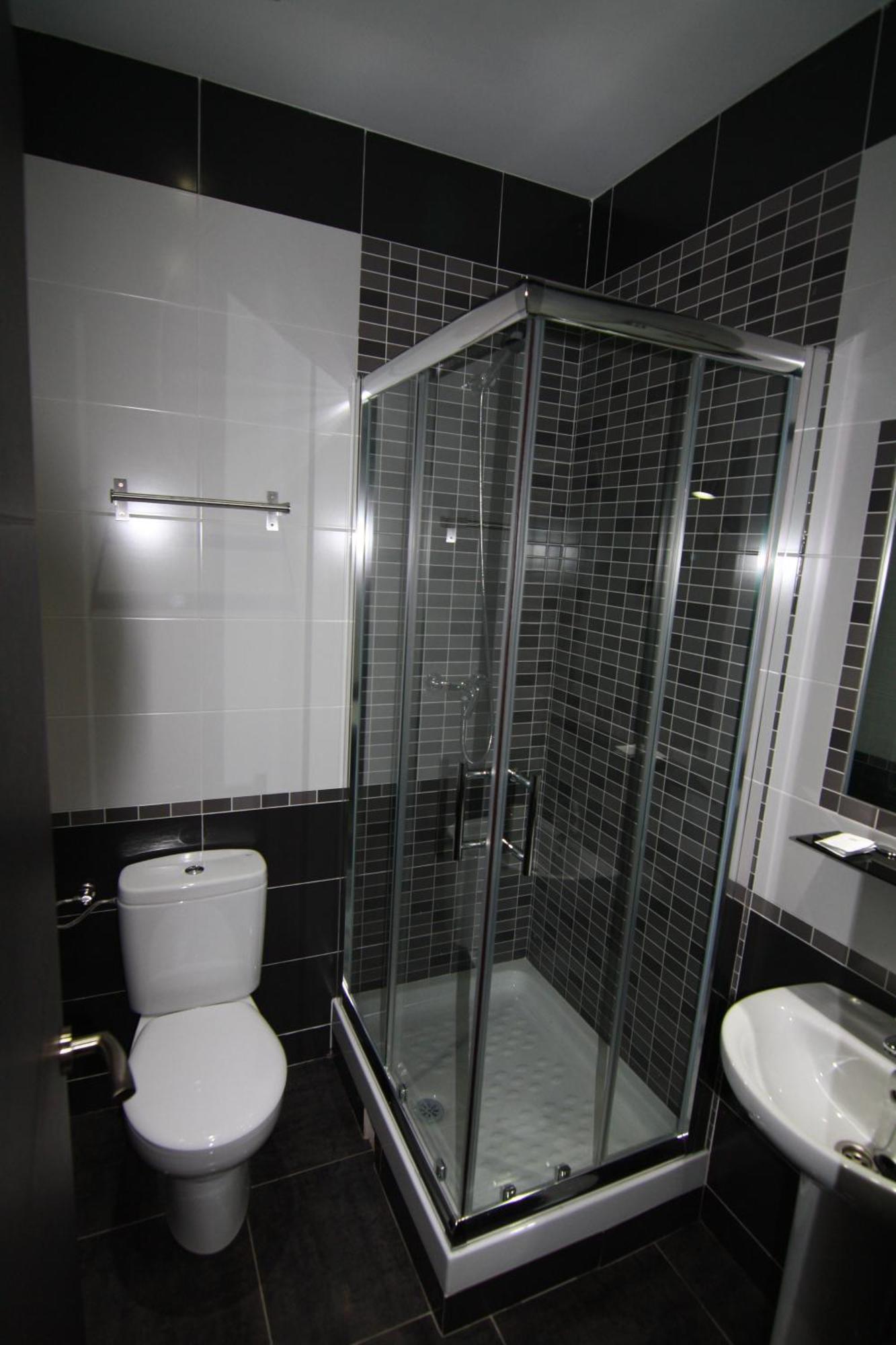 Hostal Mh Fuencarral Madrid Luaran gambar A shower cubicle