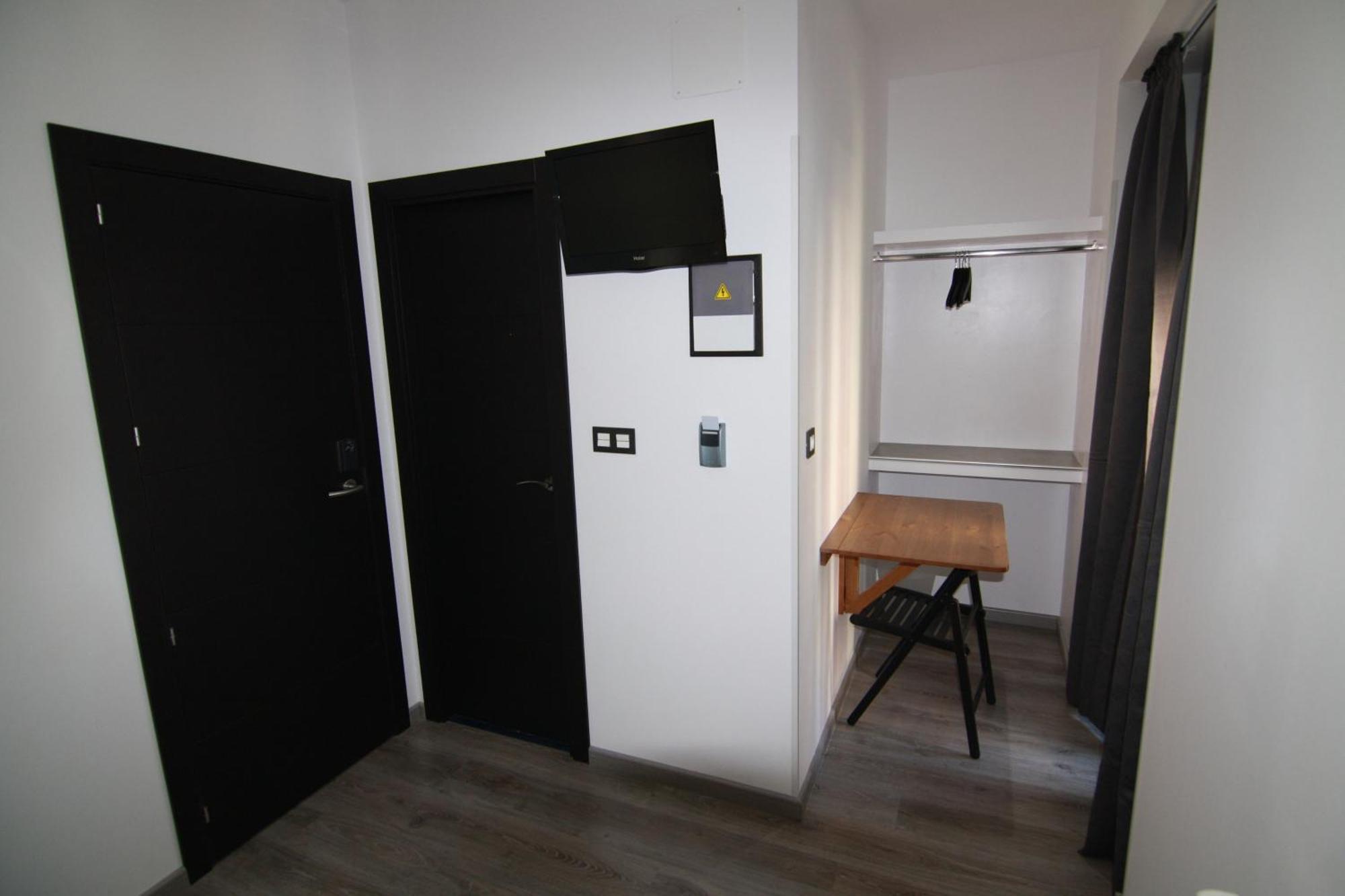 Hostal Mh Fuencarral Madrid Luaran gambar A room in the hostel