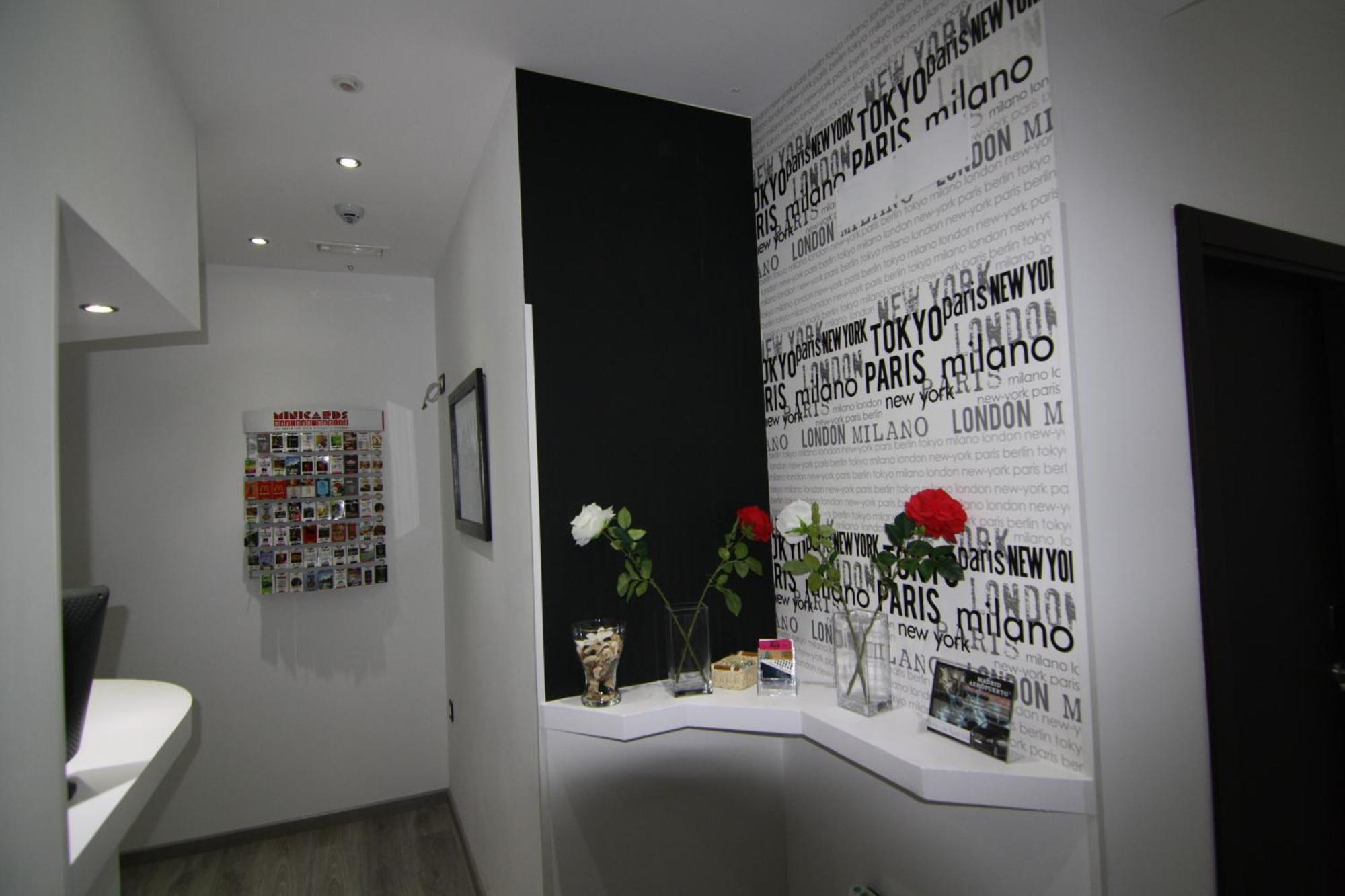 Hostal Mh Fuencarral Madrid Luaran gambar Interior of the hotel