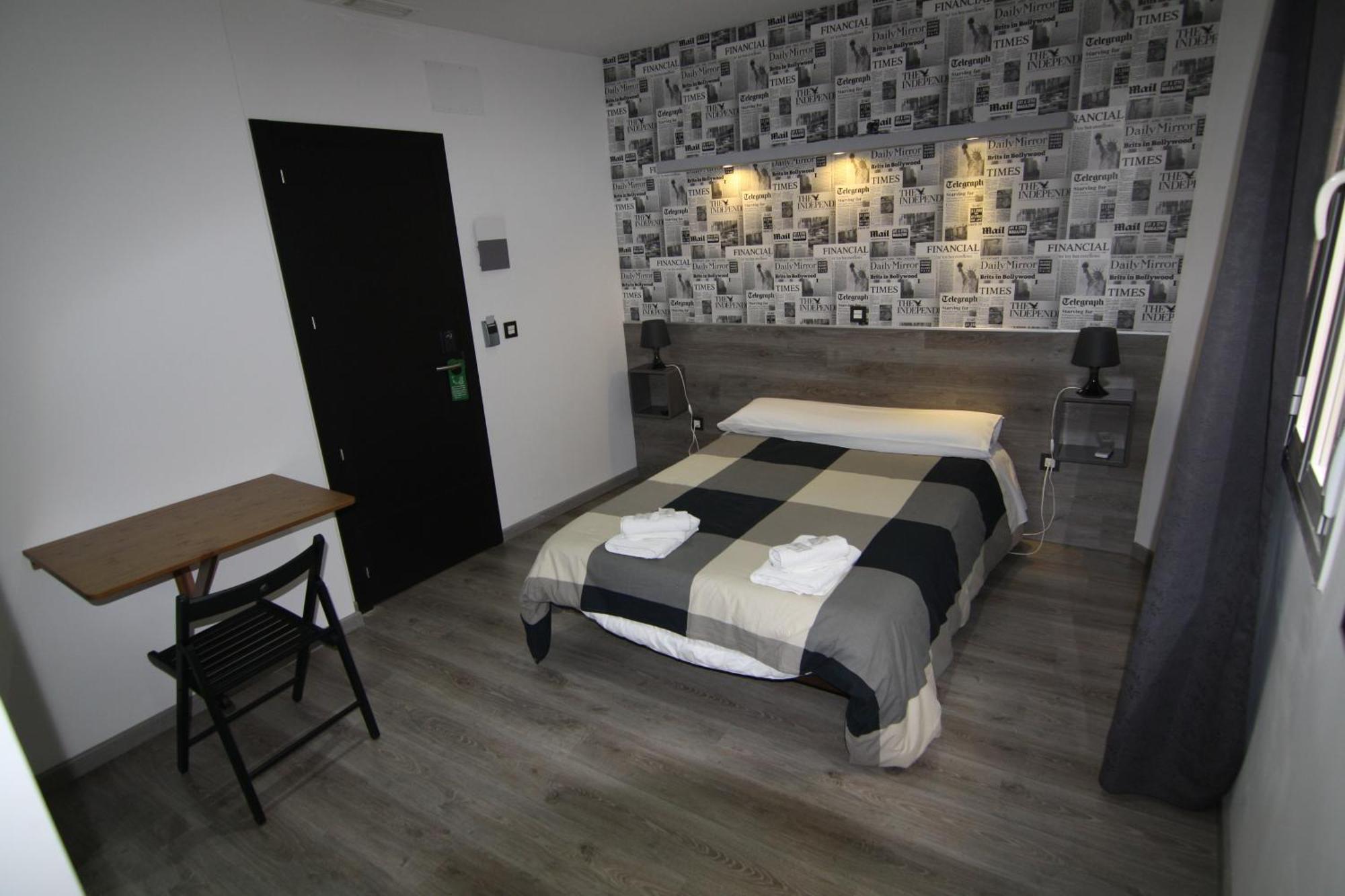 Hostal Mh Fuencarral Madrid Luaran gambar A room at the hotel