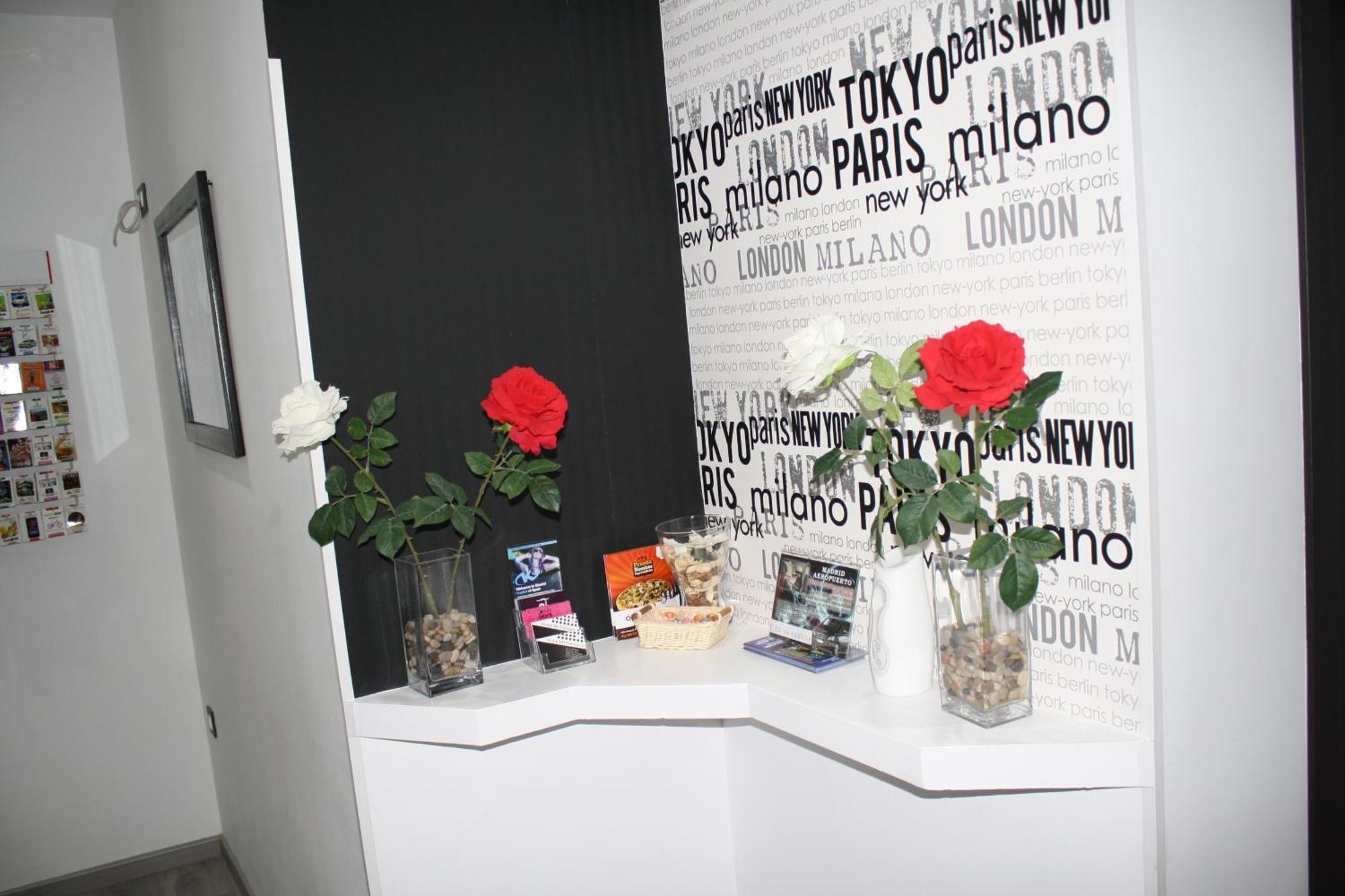 Hostal Mh Fuencarral Madrid Luaran gambar The interior of the hotel
