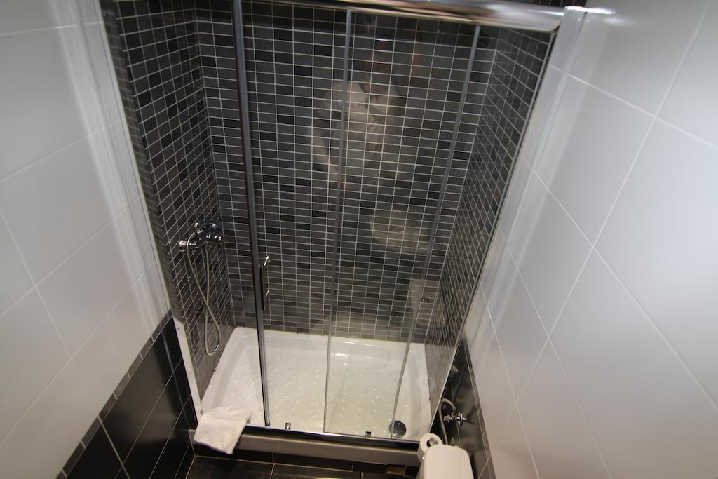 Hostal Mh Fuencarral Madrid Luaran gambar A shower enclosure