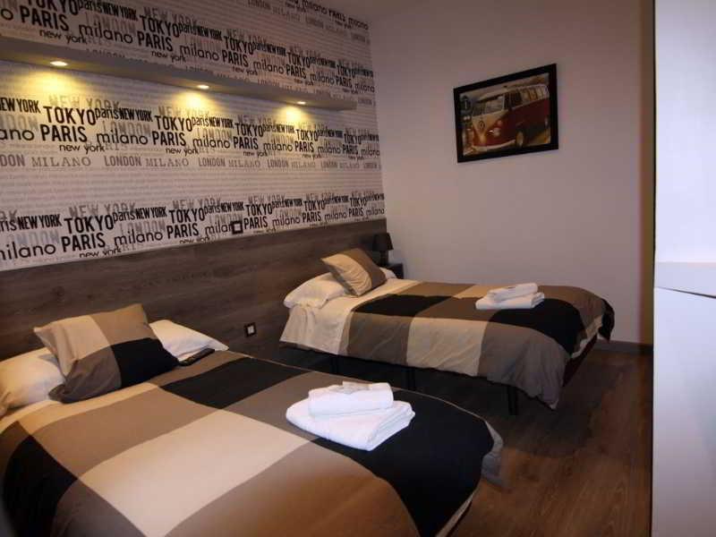 Hostal Mh Fuencarral Madrid Luaran gambar A typical room at the hotel