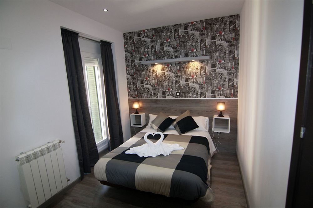 Hostal Mh Fuencarral Madrid Luaran gambar A room at the hotel