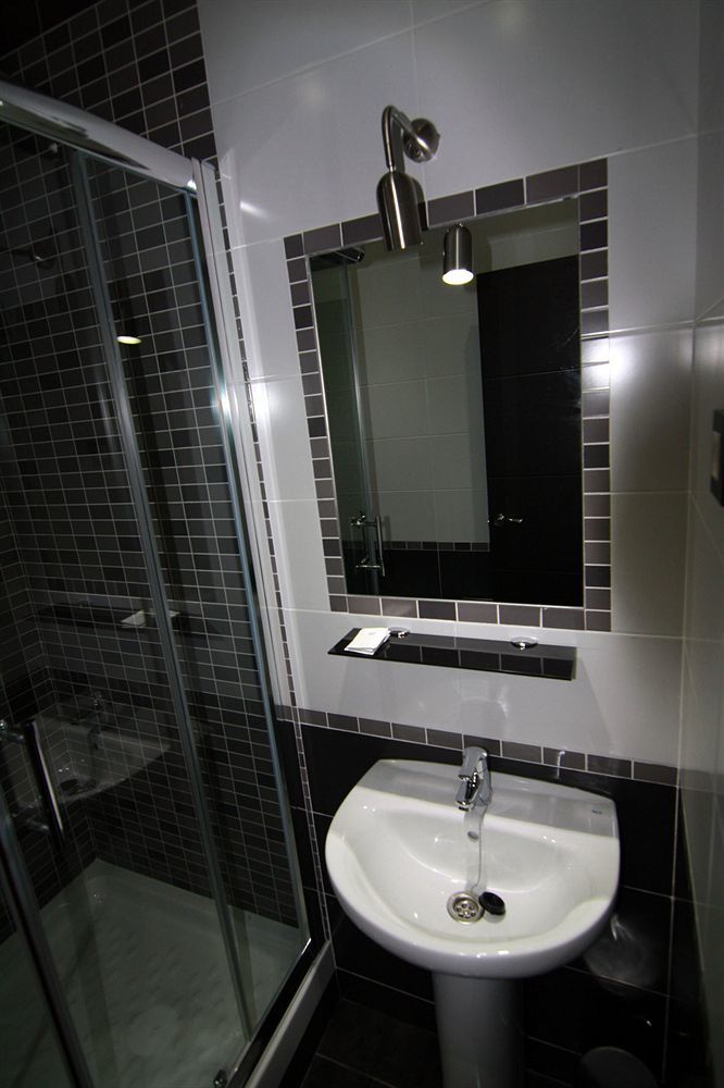 Hostal Mh Fuencarral Madrid Luaran gambar Bathroom with shower enclosure
