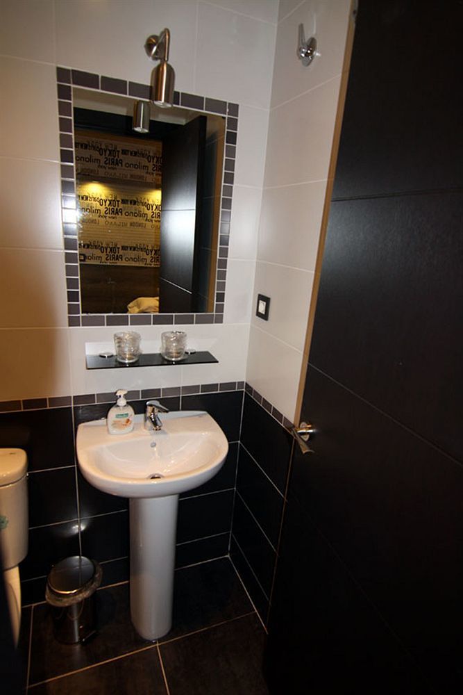 Hostal Mh Fuencarral Madrid Luaran gambar Bathroom