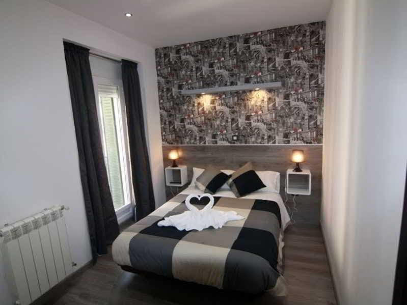 Hostal Mh Fuencarral Madrid Luaran gambar A room at the hotel