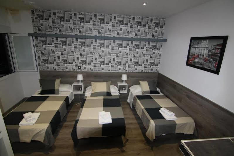Hostal Mh Fuencarral Madrid Luaran gambar The lounge at the airport