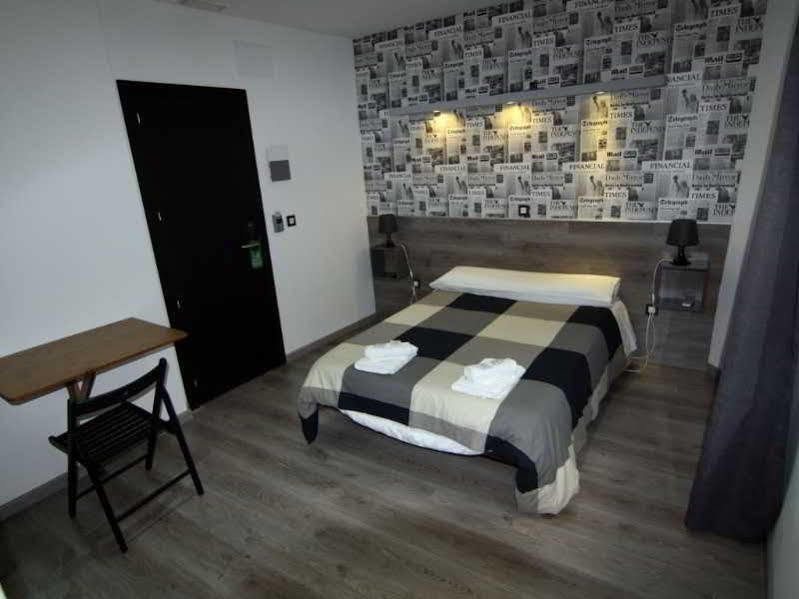 Hostal Mh Fuencarral Madrid Luaran gambar A room at the hotel