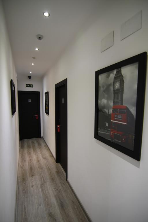 Hostal Mh Fuencarral Madrid Luaran gambar Corridor