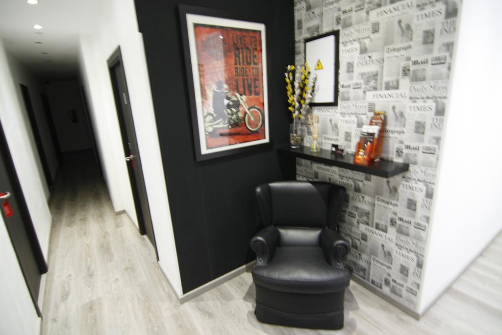 Hostal Mh Fuencarral Madrid Luaran gambar The waiting room at the Harley Street Clinic